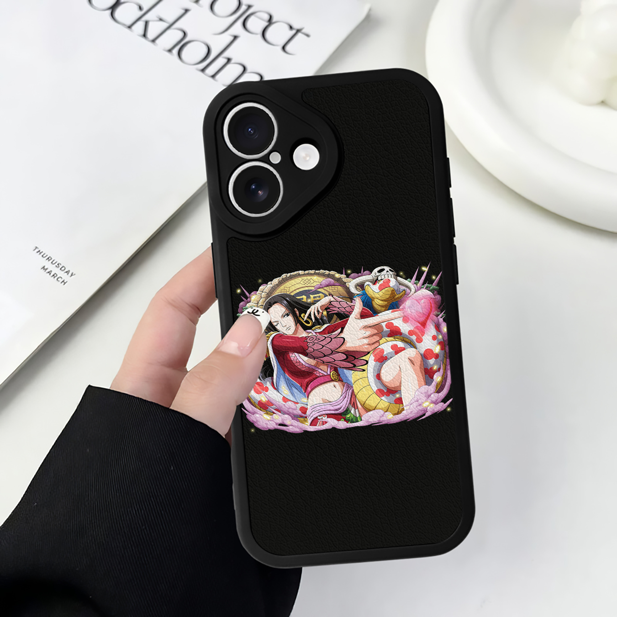 （画像用） ワンピース ボア・ハンコック ONE PIECE Boa·Hancock 【iPhone 16シリーズ対応】シリコンスマホケース（レザー調） 材質：シリコン